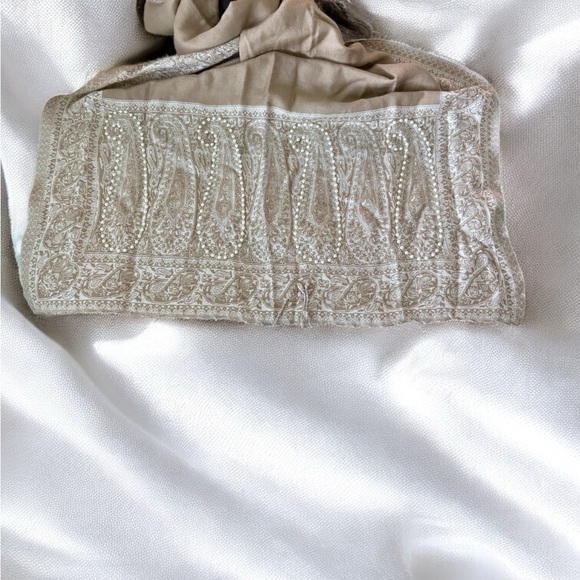 Elegant Tan and Cream Scarf New With Tags - Picture 2 of 3